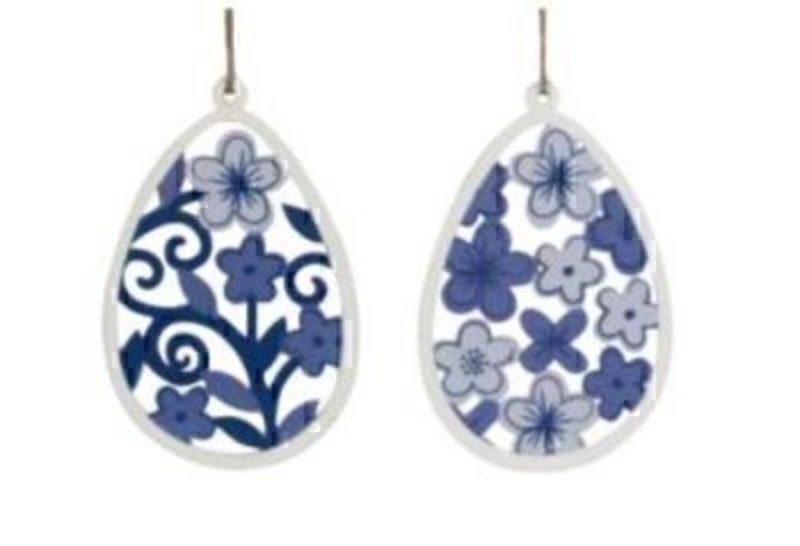 If you are looking for some Easter decorations and then be sure not to miss this set of 2 Blue & White Wooden Fretwork Egg Decorations by designer Gisela Graham. Made from wood with the design cut out and hand painted these Easter Egg decorations are very shabby chic and would suit any Easter decoration. Size: (LxWxD) 9x6x0.5cm